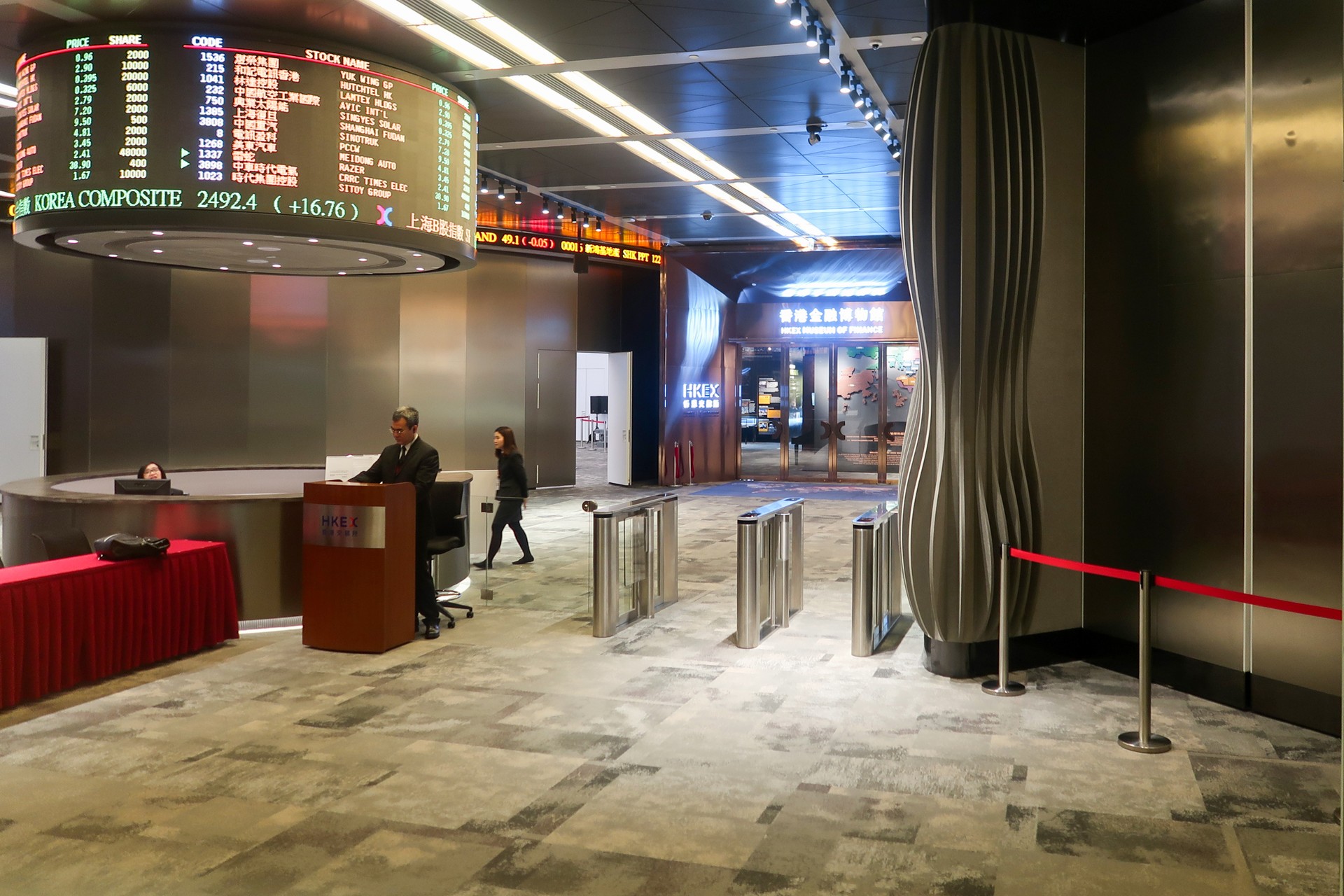 香港交易所香港金融大会堂里那块环形行情大屏，腾讯 0700 就在这块屏上滚动。